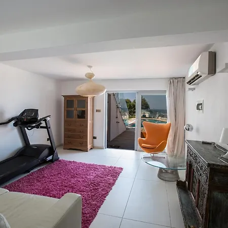 Villa Amazing With Private Pool 1585